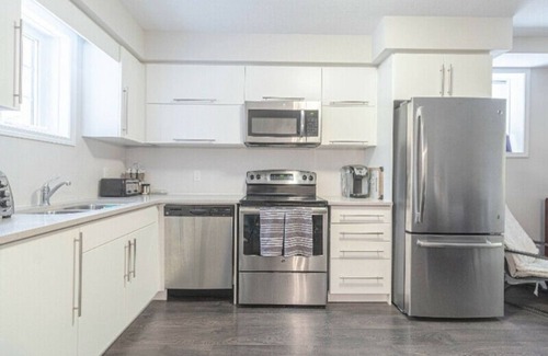 Highland Condo | A Modern and Executive Unit~1 Parking Spot&Great Location - Close To Everything