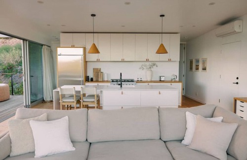 Bonita House | A modern light-filled home with views of the woods
