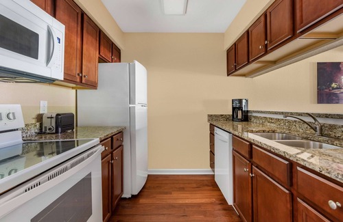 Berkeley Hotel | A Must-Experience Vacay! 2 Units w/Kitchens, Pool, Sports Courts, Free Parking!