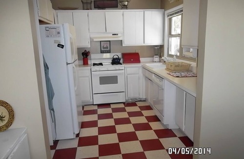 Markesan Cottage | A Must Stay! Lovely, Newly Updated, Sleeps 10, Sandy Bottom, Great for Children!
