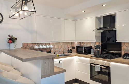 Ashford Apartment | A new 3-bed flat with en-suite near Heathrow