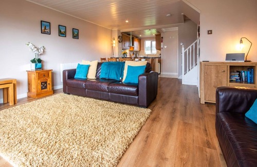South Cerney Cottage | A new england lakeside lodge that sleeps 6 guests in 3 bedrooms