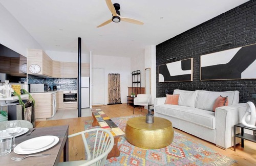 Quartier du Mail Apartment | A PARISIAN RETREAT NEAR ICONIC LANDMARKS LIKE THE LOUVRE AND PALAIS ROYAL