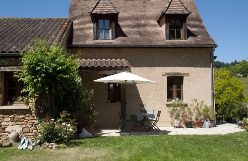 Marnac House | A perigordian house with a beautiful garden and a swimming pool.