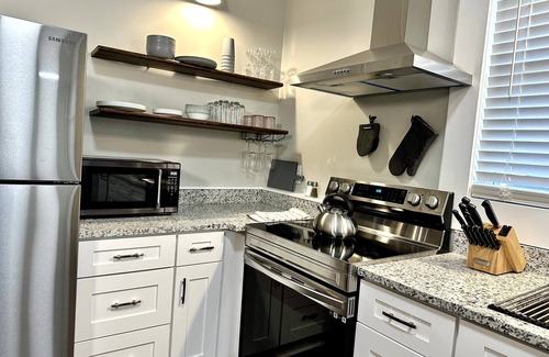 Newton House | A Piece of Paris (East unit) - 5 min walk to Historic Downtown Newton - Sleeps 6
