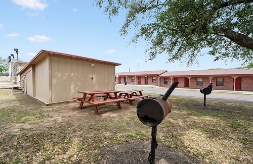Beeville House | A Place You'll Surely Enjoy! Free Parking, Pets Allowed
