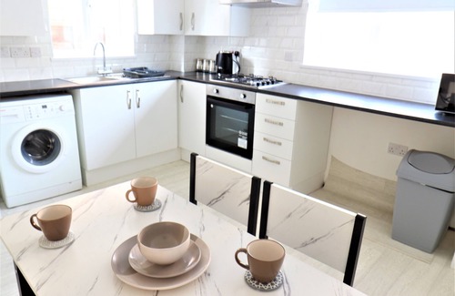 Tea Green House | A pleasant 3 bed home close to Luton Airport. Ideal for families & professionals