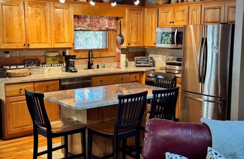 Seven Devils Cabin | A Portofino Cabin: Mountain Log Cabin, Hot Tub, Pet Friendly, Dogs Welcome, Wood Fireplace, Large.