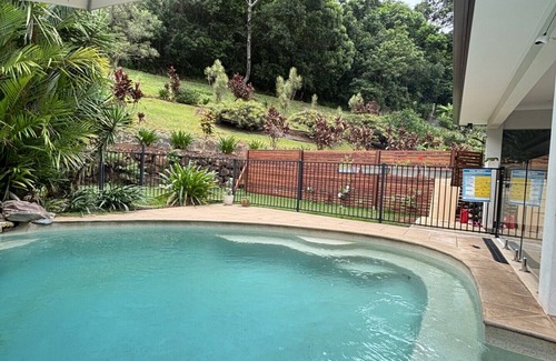 Caravonica House | A private, beautiful sanctuary next to the forest，15min away from the Airport.