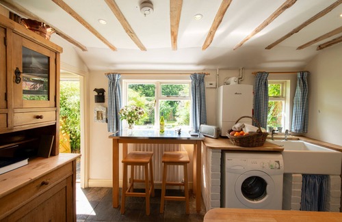 Long Melford Cottage | A romantic little Flax Workers Cottage with a beautiful open fire and an enclosed garden which leads