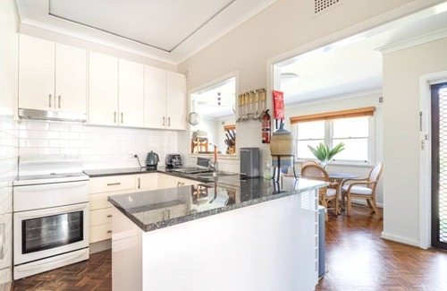 Roselands House | A rosy house in RoselandsnFamily friendly, nearby to park and shopping centre.