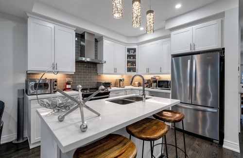 Whitby House | A serene place for work or play. 1-bedroom lower Unit near Thermea Spa Whitby