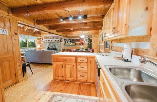 Gatlinburg - Pigeon Forge Cottage | A Slice Of Heaven 2 Bedroom Cabin by RedAwning