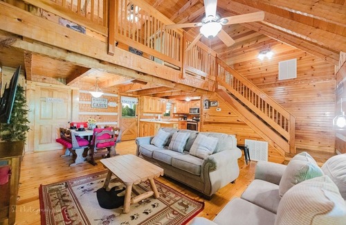 Gatlinburg - Pigeon Forge Cottage | A Slice Of Heaven 2 Bedroom Cabin by RedAwning