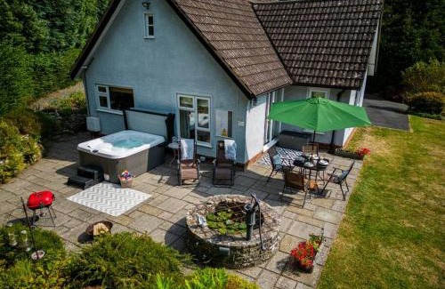 Kington House | A spacious hidden gem with hot tub, lovely garden & views