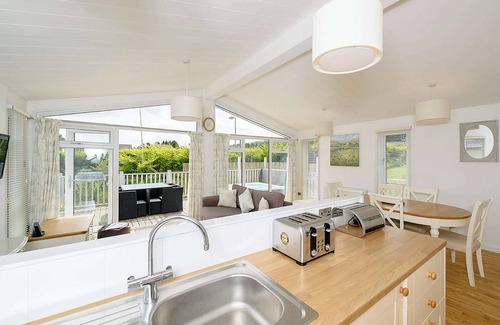 Honiton Ski Chalet | A spacious lodge with one master double with en suite shower room.
