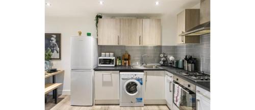 Leyton Apartment | A Splash of Color: Spacious & Funky 3-BR Flat
