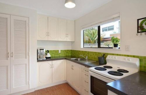 Omanu House | A stroll away from beach