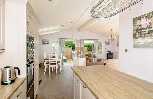 Honiton Ski Chalet | A stylish lodge with one master double with en suite shower room.