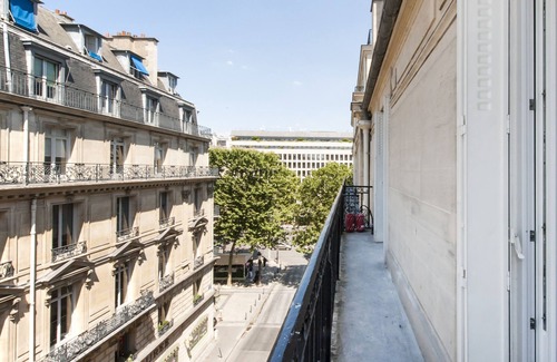 Madeleine Apartment | A Sumptuous 2-BR apartment in the Champs-Elysées