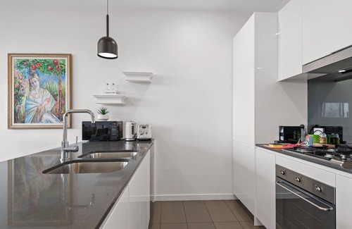 Maribyrnong Apartment | A taste of paradise in inner city suburbia