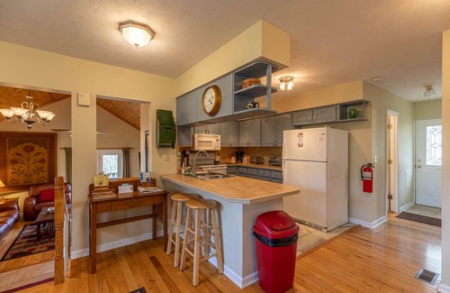 Blowing Rock House | A Treetop Escape close to Boone and Blowing Rock, large deck