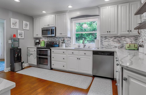 Valois House | A Wave From It All: Keuka Lake + Close to Wineries