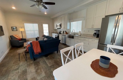 Hermosa Cottage | A wonderful 3 bedroom/2 bath rental (1,000 sq