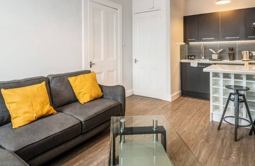 Edinburgh Apartment | Abbeyhill - 1BR-1BA 5 Mins to Meadowbank Shopping Park