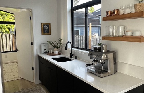 Licton Springs Cottage | Abodu Modern Cottage 2bd with hot tub - walkable to Greenlake