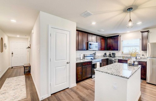 Bellmead House | about 6 Mi to Waco Newly Constructed Family Home