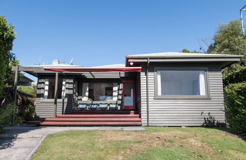 Two Mile Bay House | Absolute lakefront holiday house