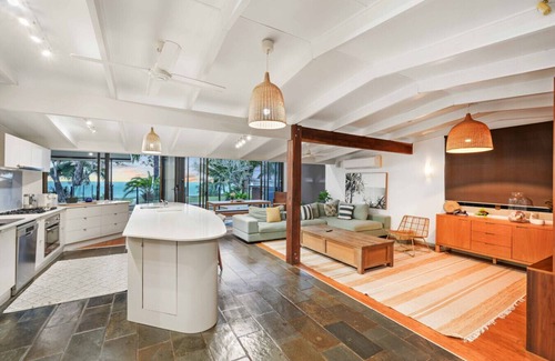 Holloways Beach House | Absolute Beachfront Family Retreat