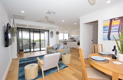 Semaphore Park Apartment | Absolute Beach Front upstairs 2 bedroom unit Sandy Feet 2