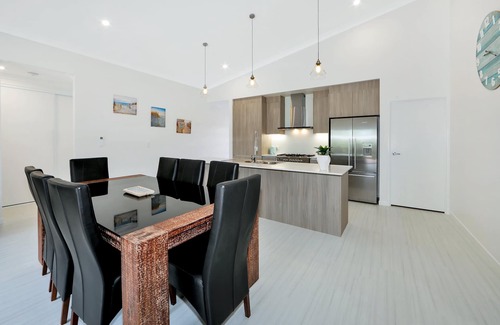 Toogoom House | ABSOLUTE BEACHFRONT 30 seconds walk the to beach DOG FRIENDLY SLEEPS