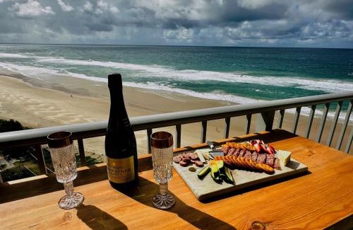 Main Beach Apartment | Absolute Beachfront Luxury - Heated Pool - 75 TV