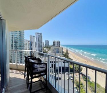 Main Beach Apartment | Absolute Beachfront Luxury - Heated Pool - 75 TV