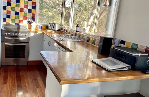 Green Point Cottage | Absolute lake front - lie in bed & listen to the fish jump!