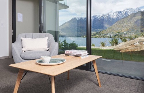 Queenstown Cottage | ABSOLUTE LAKEFRONT - QUEENSTOWN APARTMENT in Queenstown