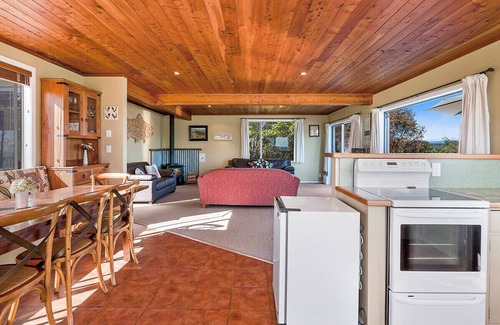 Waitahanui Cottage | Absolute Waterfront with WiFi - Five Mile Bay Home