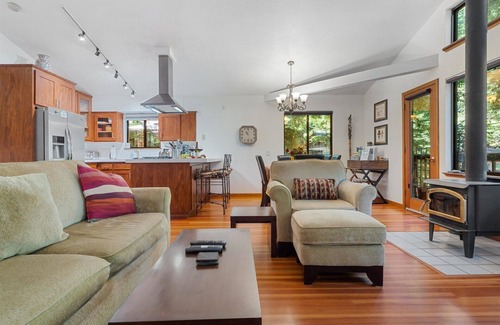 Guerneville House | AbsoluteZen-Super Happy Cabin in Redwoods!New Upgrades Throughout! GmRm/Pup