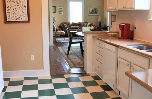 Palacios Cottage | AC, Free WIFI - Sleeps 7 - Full Kitchen