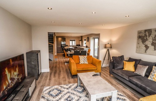 Boston Cottage | ACACIA BARN, pet friendly, with hot tub in Friskney