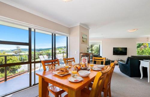 Taupo House | Acacia Bay Getaway - Lake Taupo Holiday Home
