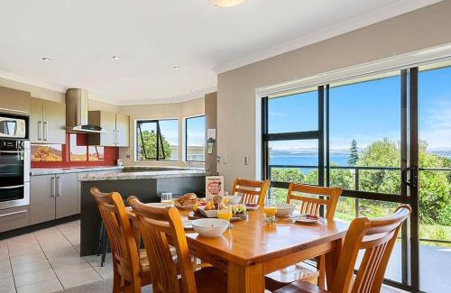 Taupo House | Acacia Bay Getaway - Lake Taupo Holiday Home