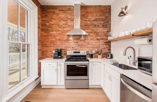 Italian Village Apartment | Access OSU & Crew Stadium | Pet Friendly | Parking