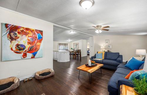 Conroe House | Accessible 3BR Sleeps 12 Pet-Friendly Conroe Stay