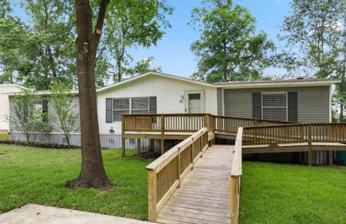 Conroe House | Accessible 3BR Sleeps 12 Pet-Friendly Conroe Stay