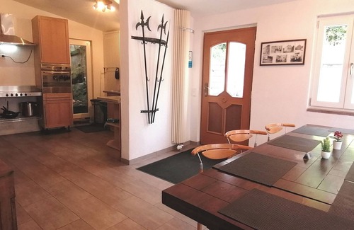 Neuerburg House | Accommodation for 6 guests with 3 bedrooms, 3 bathrooms & parking spaces