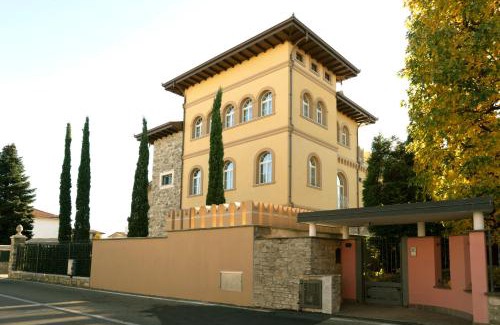 Cesate Hotel | Accomodation Hotel Castello Il Codirosso